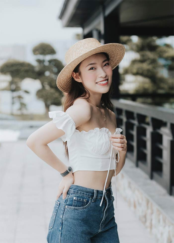 Nữ MC 22 tuổi rất thích diện áo crop top với quần jeans để khoe vòng eo thon.