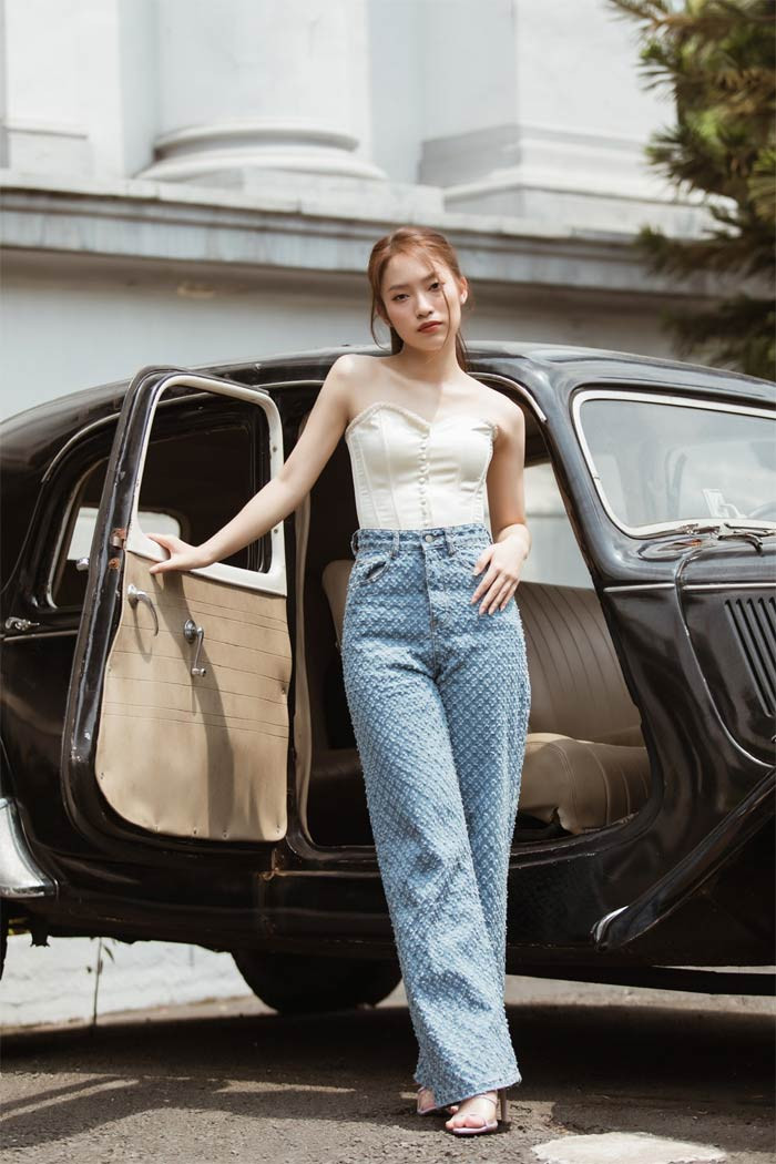 Quần jeans ống rộng, áo cup ngực gợi cảm, MC "Đường lên đỉnh Olympia" sang chảnh như hot girl.