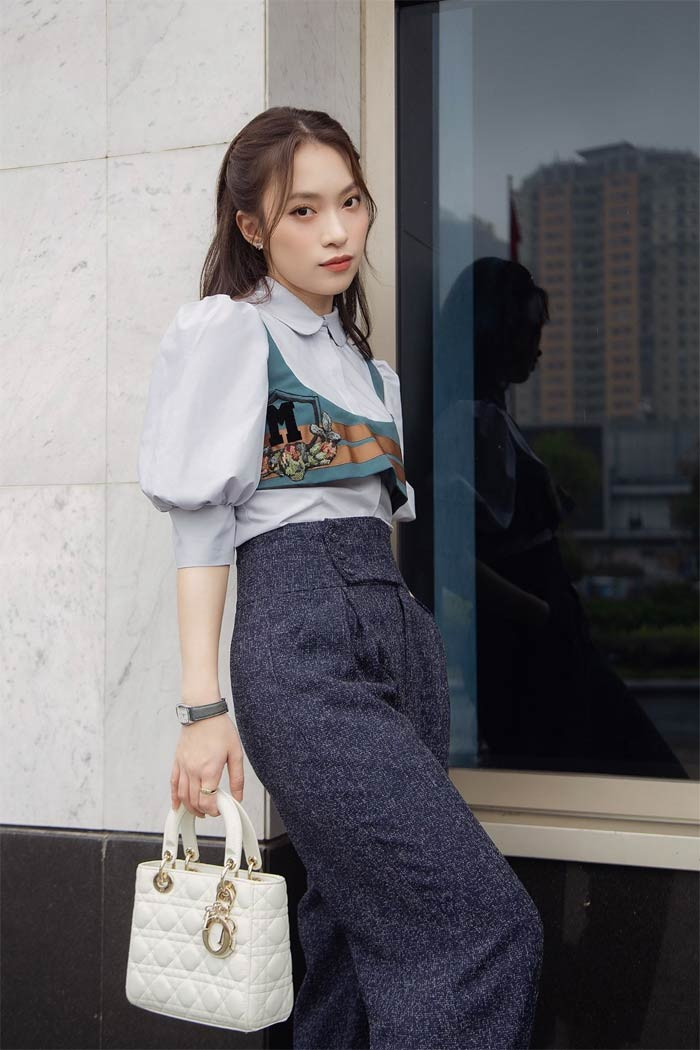 Áo sơ mi tay bồng với điểm nhấn là phần biến tấu phía trước ngực áo khiến cho bộ trang phục của Khánh Vy thêm ấn tượng.
