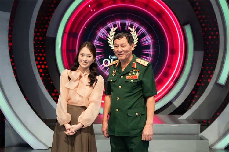 Màu sắc trang phục của Khánh Vy khi làm MC đều là những màu trung tính, nhã nhặn.