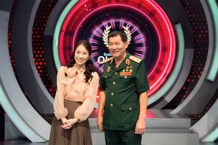 Màu sắc trang phục của Khánh Vy khi làm MC đều là những màu trung tính, nhã nhặn.