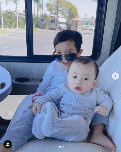 Con trai đầu lòng của Phạm Hương và đại gia Việt kiều là bé Maximus, sắp tròn 4 tuổi. Tháng 7/2021, Hoa hậu Hoàn vũ Việt Nam 2015 hạ sinh con trai thứ hai có tên Apollo.