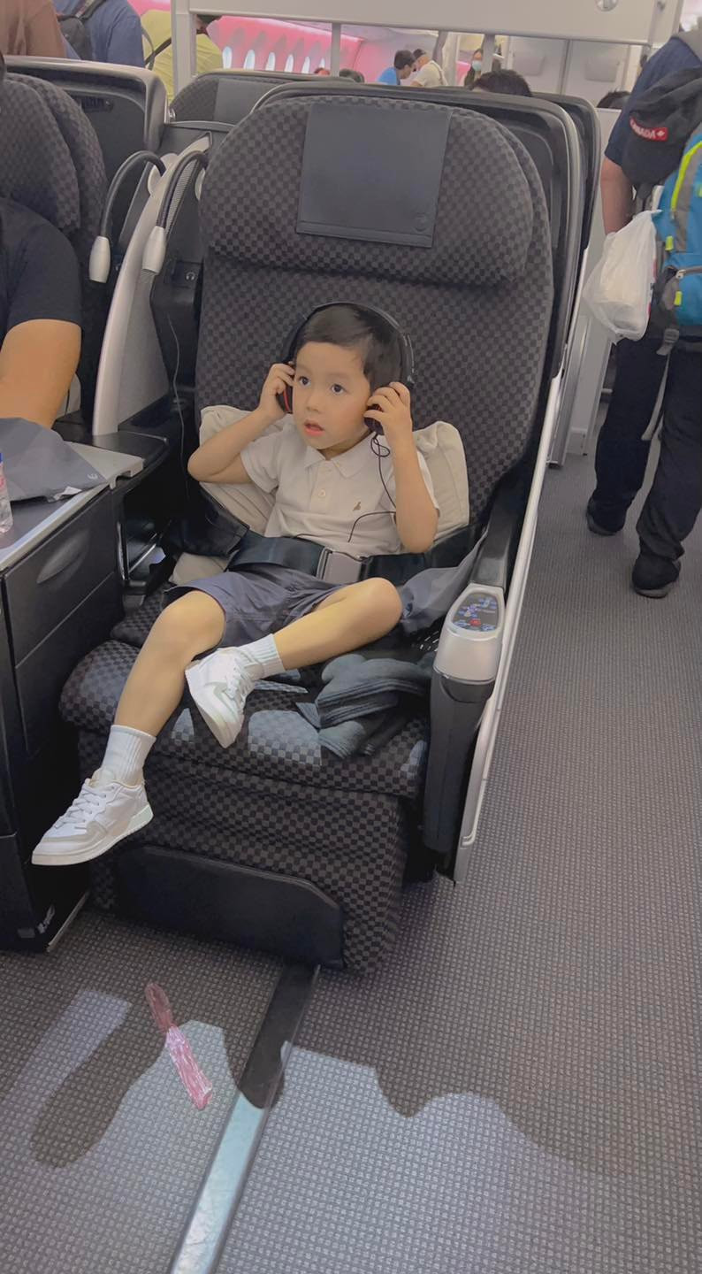 Phạm Hương luôn cố gắng để dạy con không quên đi cội nguồn. Dù được sinh ra trong nhung lụa nhưng con trai của Phạm Hương rất chăm ngoan, lễ phép, biết phụ mẹ dọn dẹp nhà cửa.