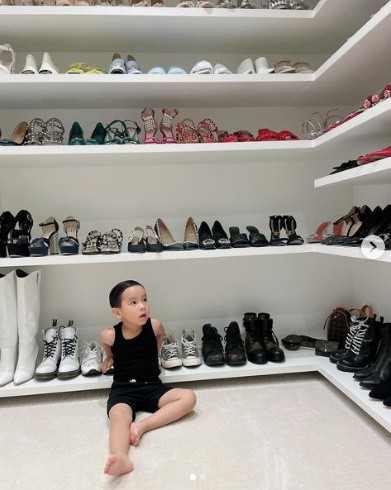 Mới đây, Phạm Hương đăng ảnh cưới như ngầm thừa nhận sắp lên xe hoa sau khi đã sinh con cho ông xã chưa từng lộ mặt.