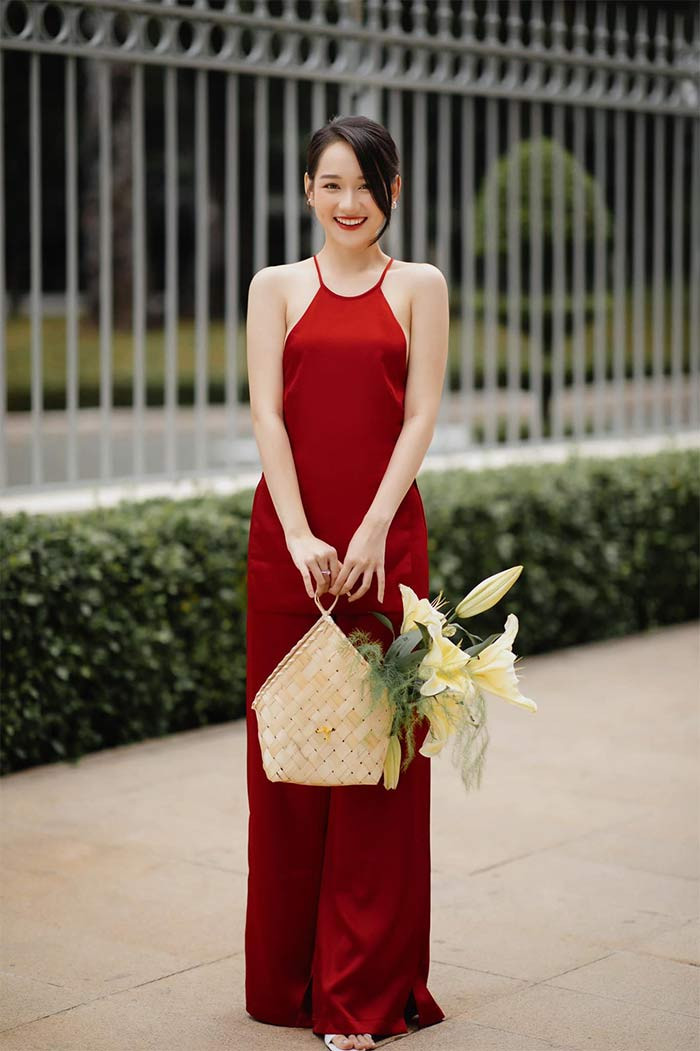 Bờ vai, cánh tay thon, xương quai xanh lộ rõ, cô gái sinh năm 1998 từng sở hữu vóc dáng vạn người mê. (Ảnh: FBNV)