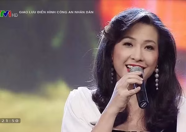 Năm 18 tuổi Thùy Dung giành giải Nhì cuộc thi “Đơn ca nhạc nhẹ toàn quốc lần thứ 2” (Thanh Lam đoạt giải đặc biệt, Hồng Nhung và Mỹ Hạnh đoạt giải Nhất).