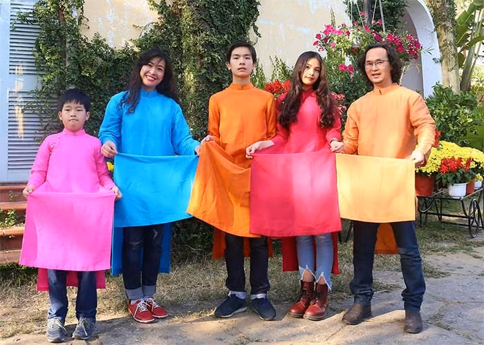 Cuộc sống của Thùy Dung hiện tại bận rộn với công việc giảng dạy và viên mãn hạnh phúc bên chồng cùng ba con.