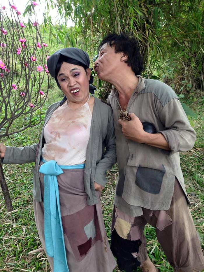 Xuân Hinh với tạo hình nhân vật Thị Nở trong một tiểu phẩm hài.