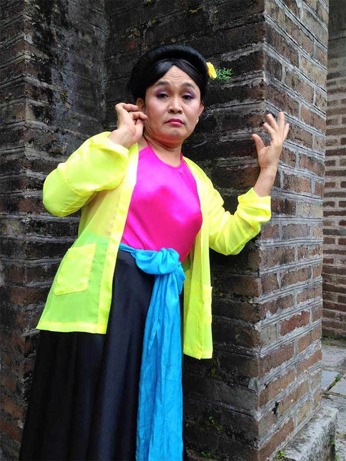 Xuân Hinh sinh ra trong một gia đình nghèo đông con ở Bắc Ninh nên khi lớn lên anh làm mọi công việc để giúp đỡ gia đình từ làm thuê, đi buôn.