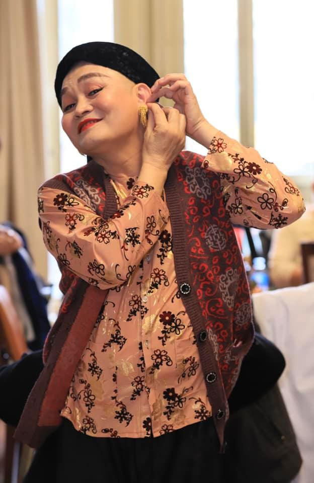 Xuân Hinh là nam nghệ sĩ đa tài, anh có thể hát chèo, xẩm, quan họ, cải lương, chầu văn, nhạc các loại.