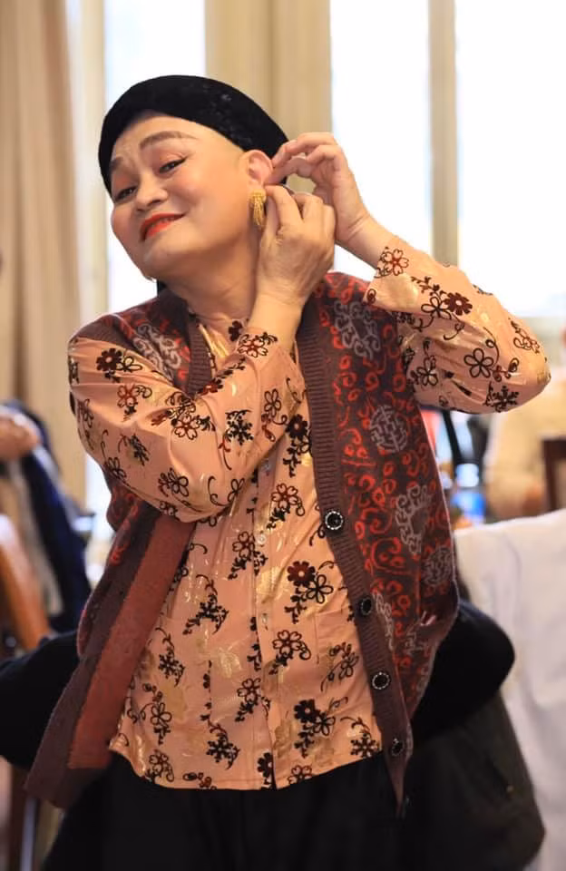 Xuân Hinh là nam nghệ sĩ đa tài, anh có thể hát chèo, xẩm, quan họ, cải lương, chầu văn, nhạc các loại.