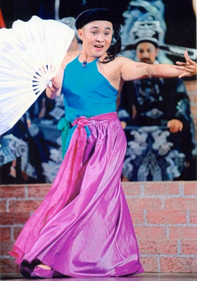 NSƯT Xuân Hinh là một trong những nghệ sĩ giả gái nhiều nhất trong showbiz Việt.