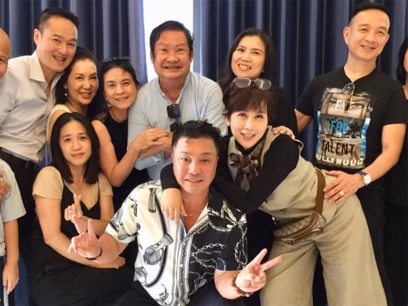 Mới đây, trong loạt ảnh chụp cùng Lý Hùng, Diễm Hương, Mộng Vân... trong dịp gặp lại Diễm Hương sau nhiều năm xa cách, mọi người mới lại được nhìn thấy Ngọc Hiệp ngoài đời.