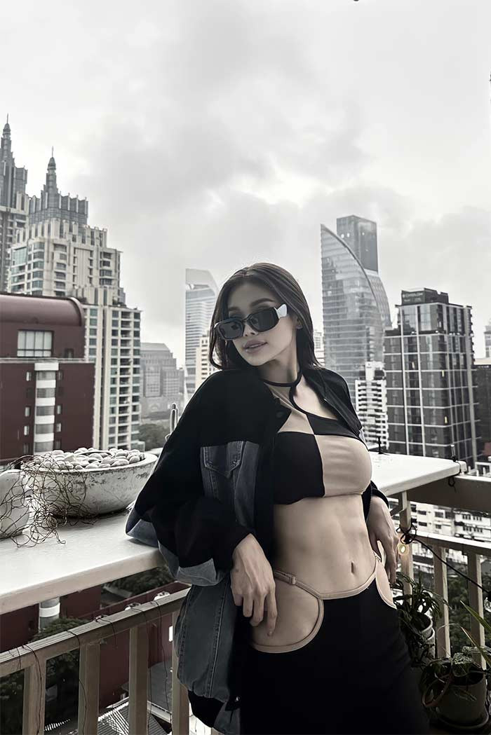 Bộ trang phục của Engfa gây ấn tượng mạnh với người đối diện nhờ phần cut-out cực kỳ gợi cảm ở phần hông.