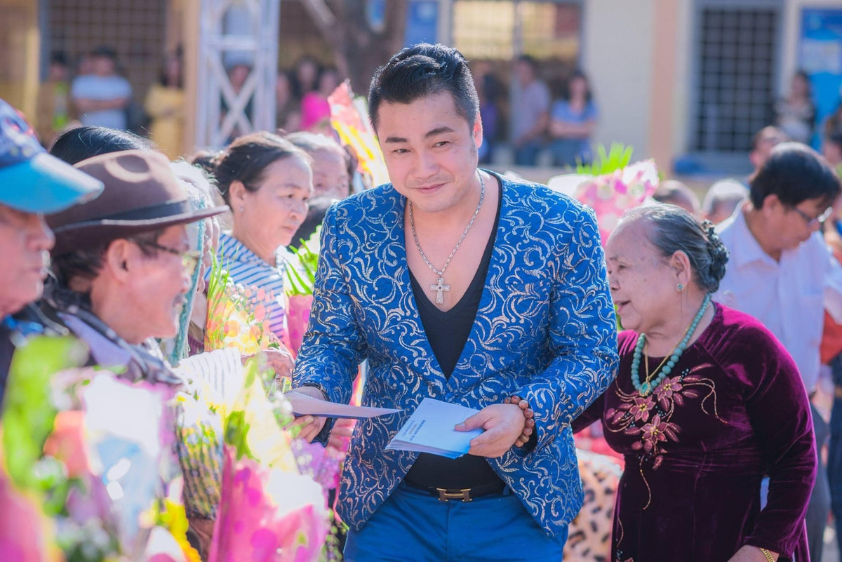 Ở tuổi 53, Lý Hùng vẫn giữ được thân hình vạm vỡ săn chắc.