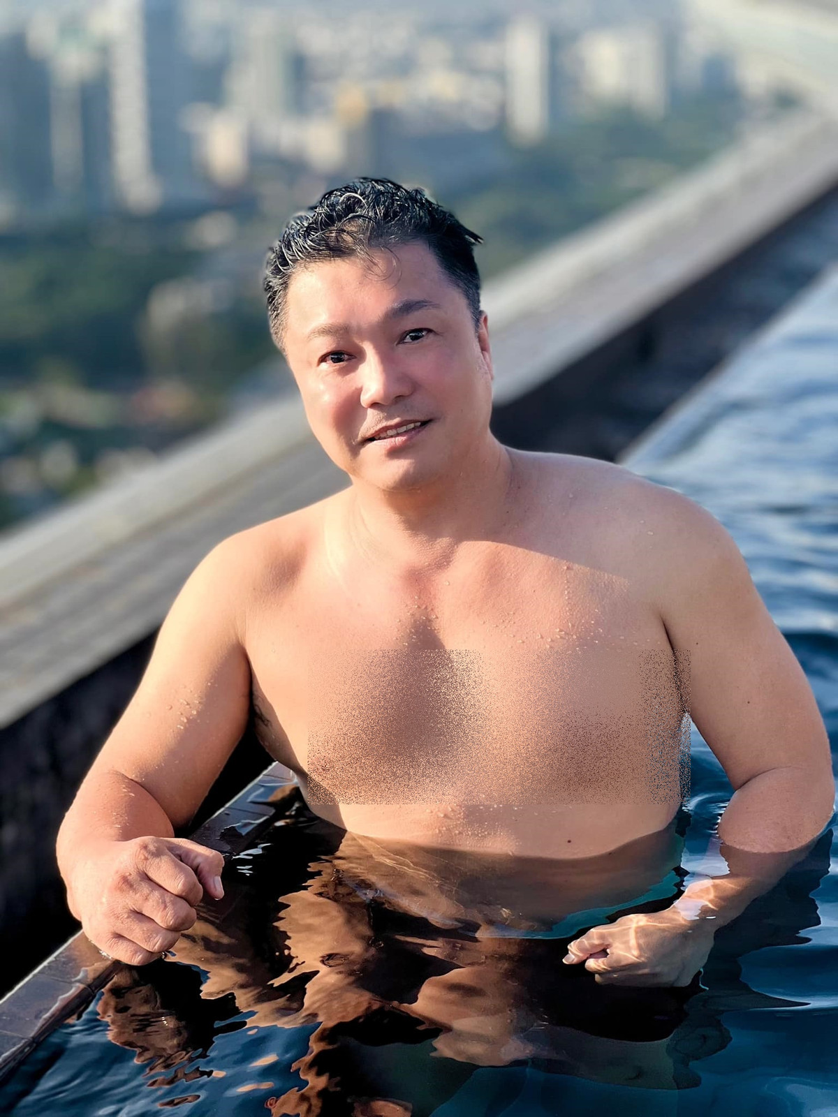 Nam tài tử thế hệ 6X dành thời gian đi du lịch khắp nơi.