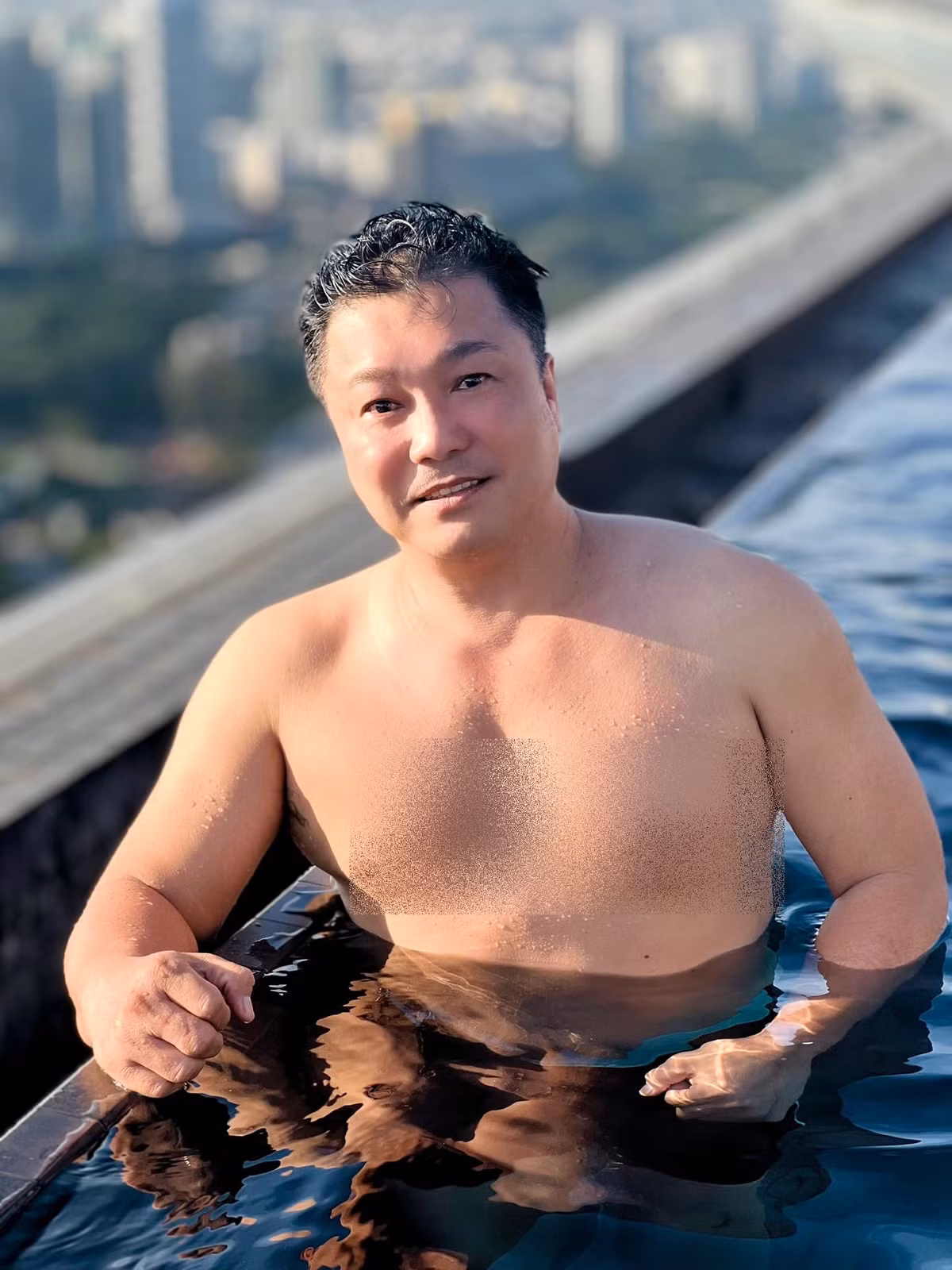 Nam tài tử thế hệ 6X dành thời gian đi du lịch khắp nơi.