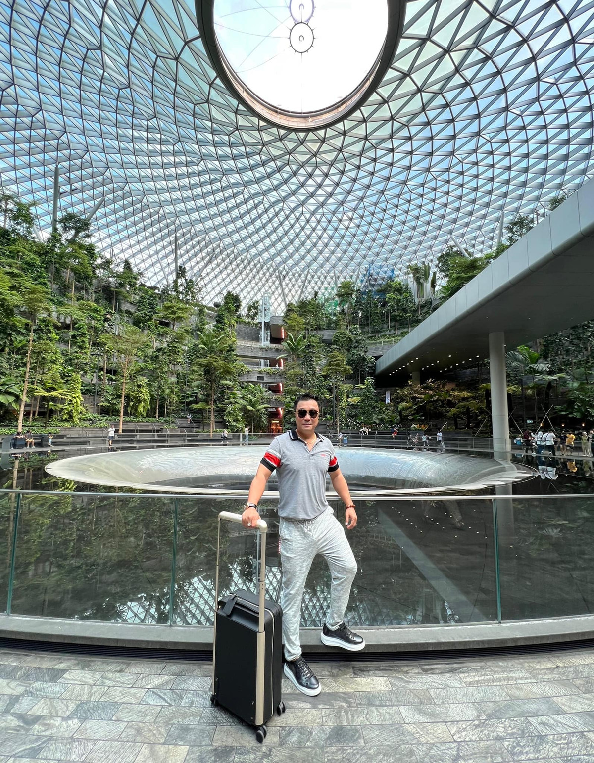 Để giữ gìn vóc dáng, nam nghệ sĩ thường đi bơi, chạy bộ hoặc tập gym.