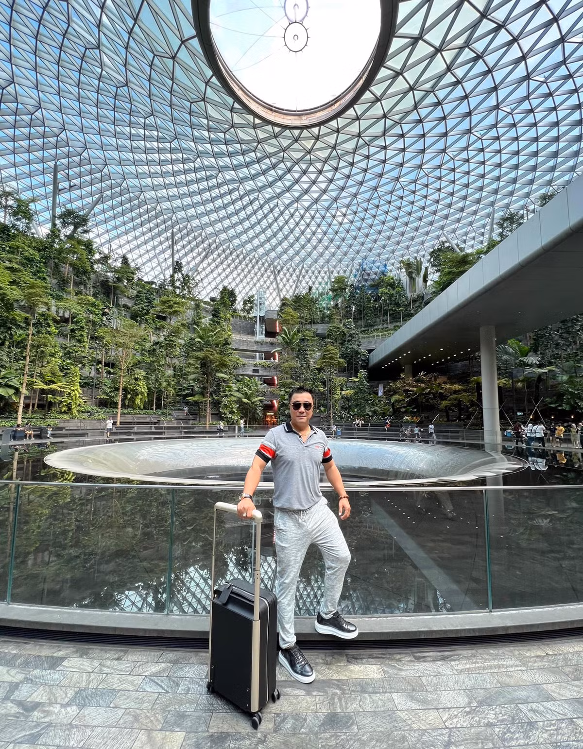 Để giữ gìn vóc dáng, nam nghệ sĩ thường đi bơi, chạy bộ hoặc tập gym.