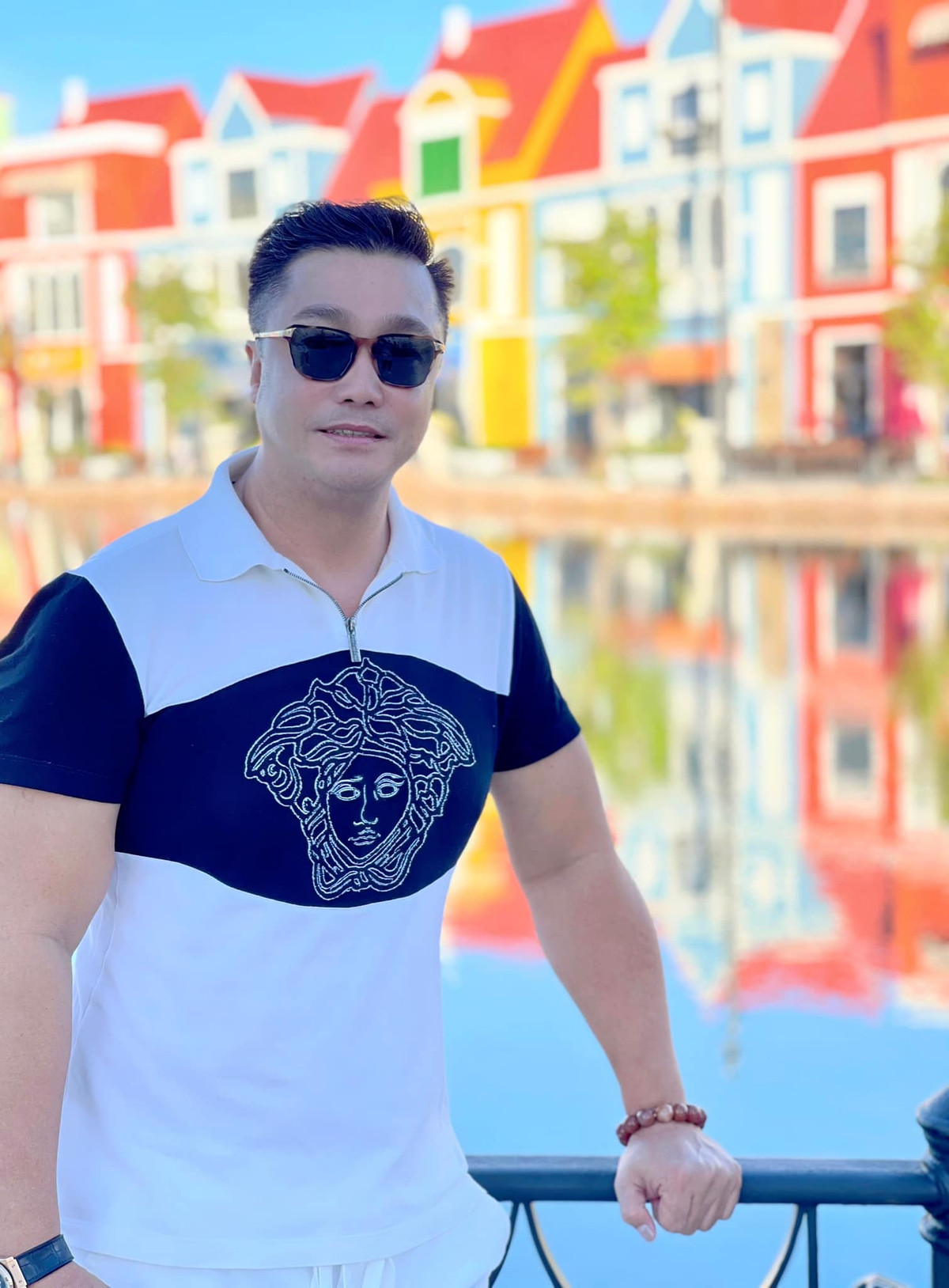 Anh luôn giữ tinh thần lạc quan, vui tươi rạng rỡ, tận hưởng cuộc sống độc thân ở tuổi 53.