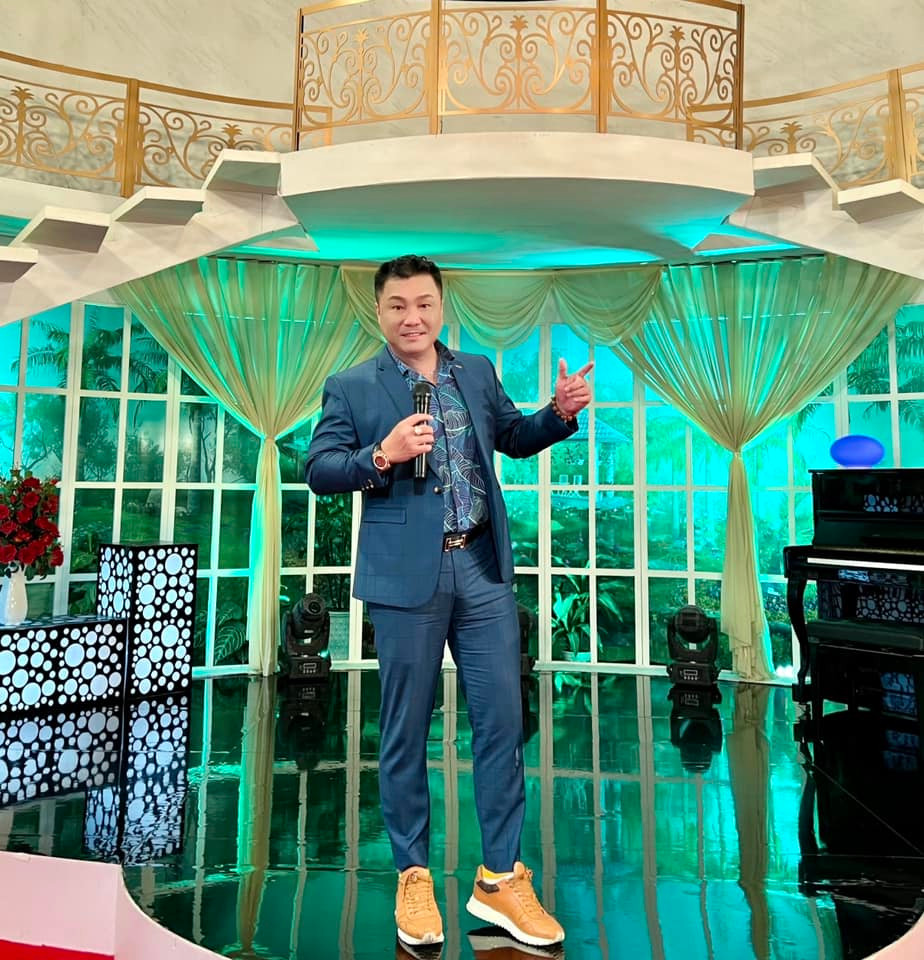 Không còn ở thời đỉnh cao, thế nhưng nam diễn viên sinh năm 1969 vẫn nhiệt huyết với hoạt động nghệ thuật, vẫn đi hát, làm MC, tham gia gameshow…