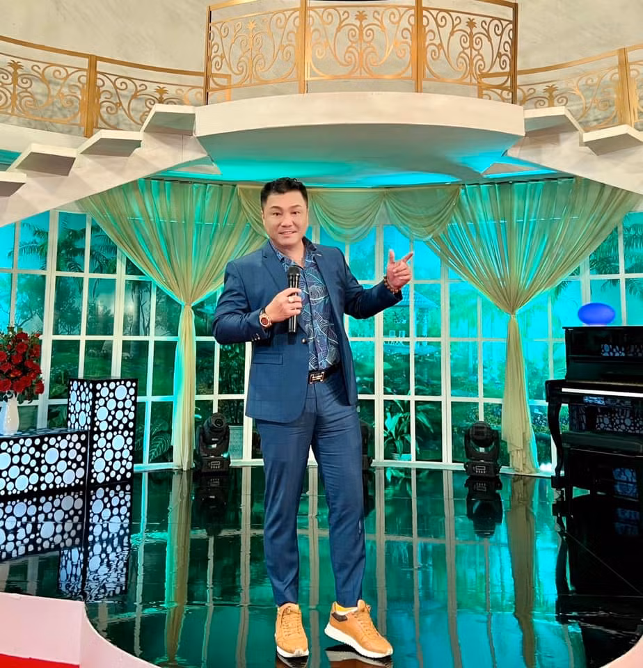 Không còn ở thời đỉnh cao, thế nhưng nam diễn viên sinh năm 1969 vẫn nhiệt huyết với hoạt động nghệ thuật, vẫn đi hát, làm MC, tham gia gameshow…