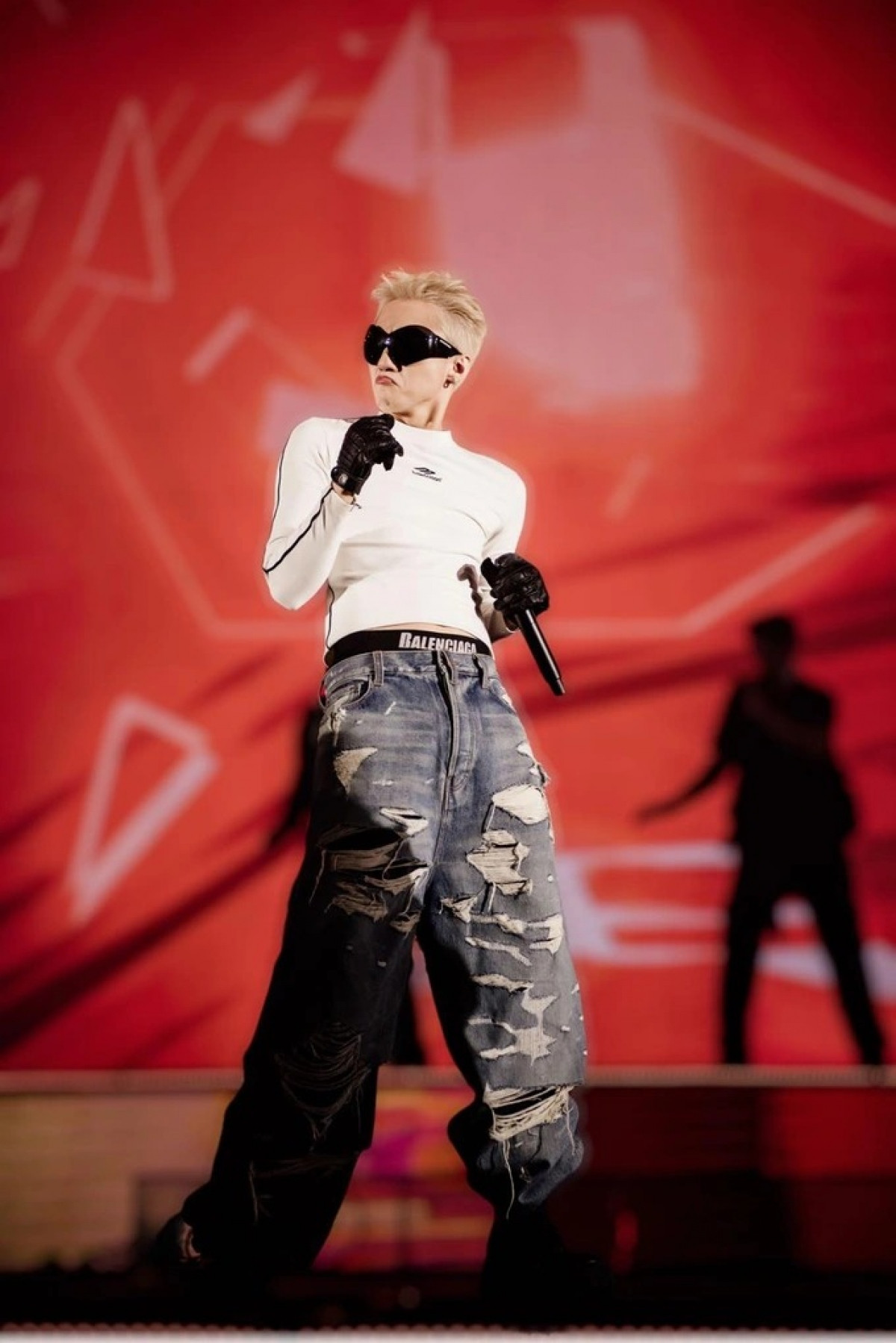 Dù tích cực lăng xê cho phong cách thời trang mới này nhưng Sơn Tùng nhận nhiều lời chê hơn khen vì cách ăn mặc bị cho là không phù hợp.