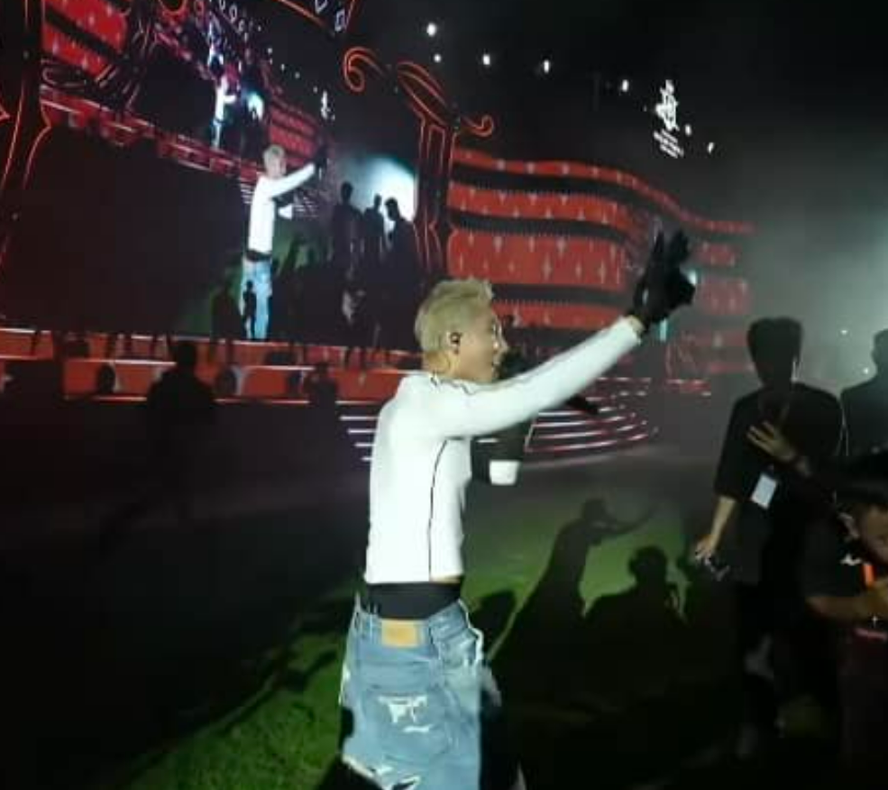 Trước đó, Sơn Tùng cũng gây xôn xao với style "áo bó quần tụt" trong một show ca nhạc.