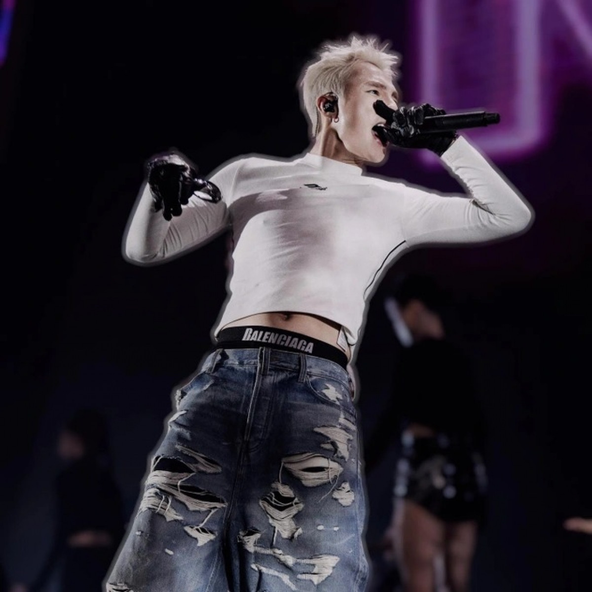 Dân mạng nhanh chóng soi ra chiếc quần nhỏ hàng hiệu có giá khoảng gần 6 triệu đồng được nam ca sĩ "mặc đi mặc lại".