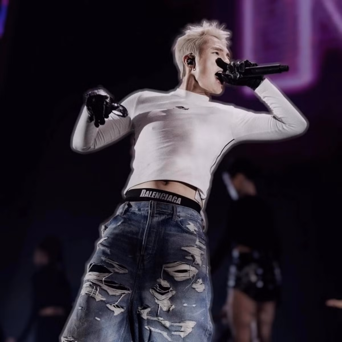 Dân mạng nhanh chóng soi ra chiếc quần nhỏ hàng hiệu có giá khoảng gần 6 triệu đồng được nam ca sĩ "mặc đi mặc lại".