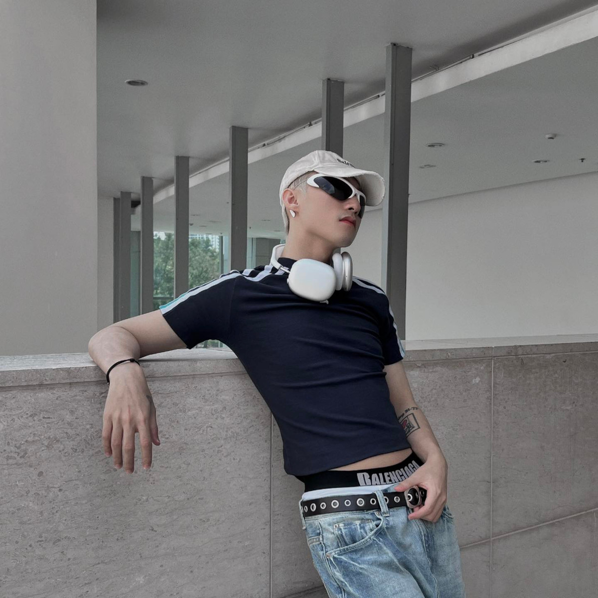 Xuất hiện trong bộ ảnh mới nhất, nam ca sĩ gốc Thái Bình vẫn lựa chọn phong cách áo thun bó sát kết hợp với quần jeans tụt ống rộng lộ cả nội y.