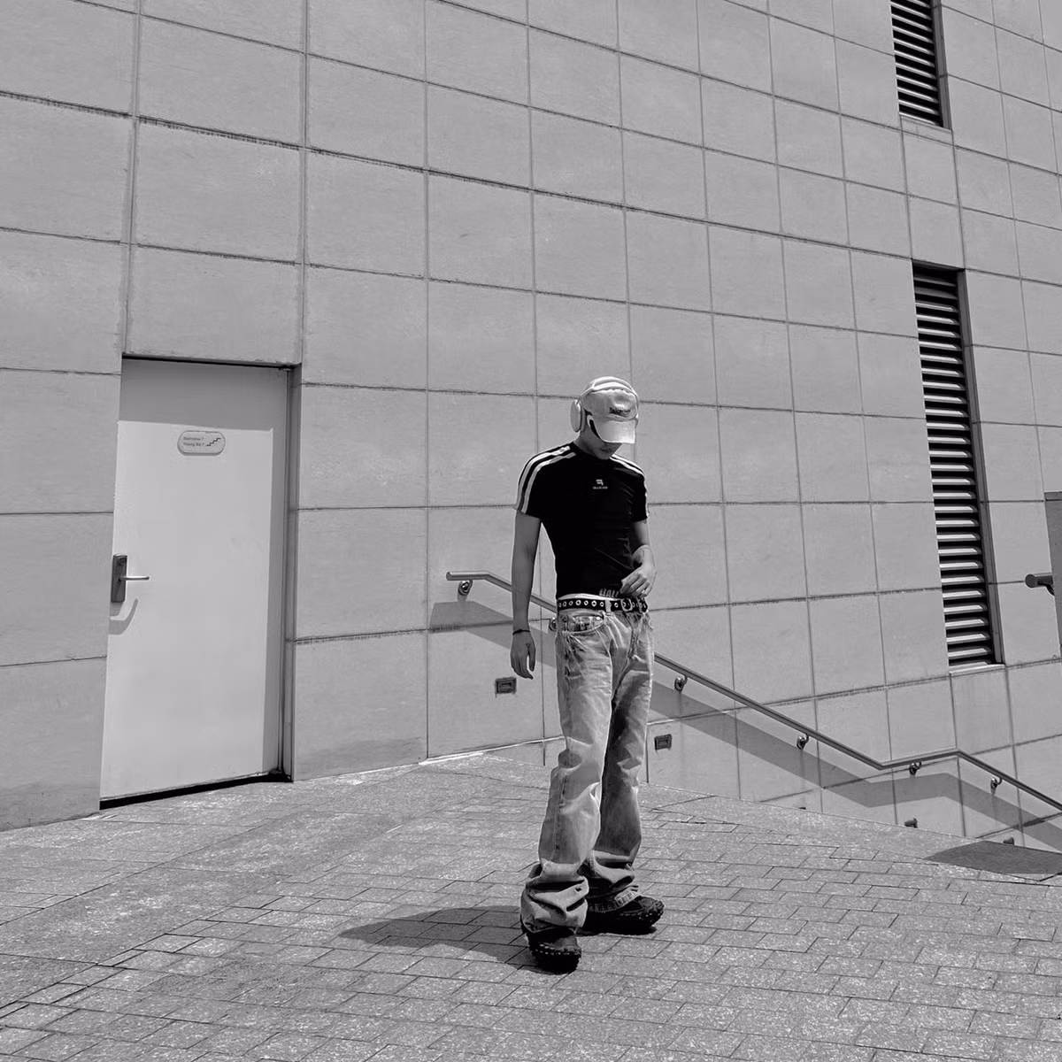 Sơn Tùng còn kết hợp với phụ kiện đi kèm từ mũ, tai nghe, kính, vòng tay, thắt lưng, hay đôi giày khủng.