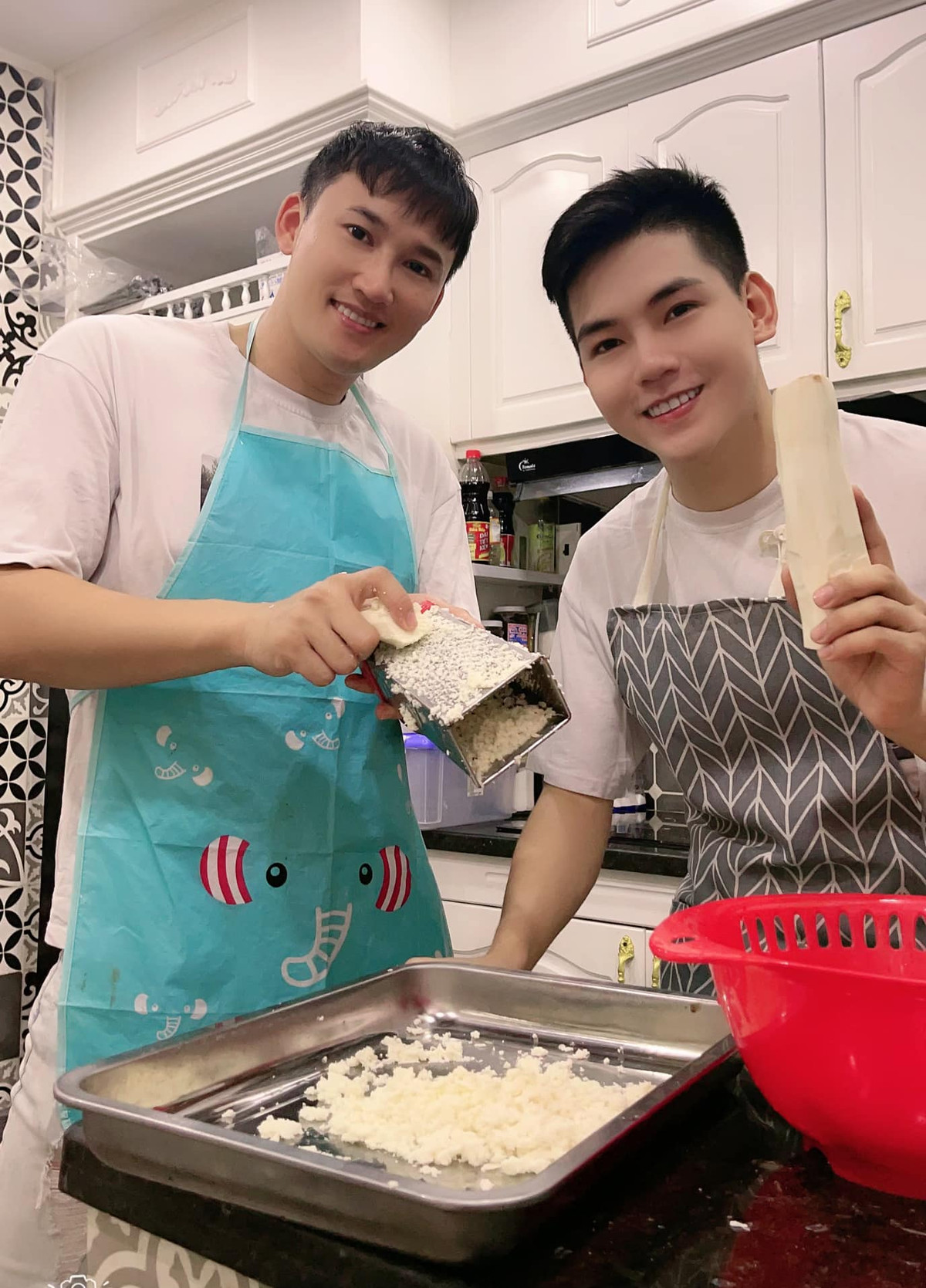 Cặp đôi có nhiều khoảnh khắc ngọt ngào, quan tâm, chăm sóc nhau.