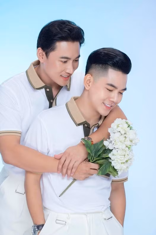 Nam diễn viên nhắn nhủ tới nửa kia: "5 năm quen biết nhau. Tròn 1 năm ở bên cạnh nhau và chính thức 1 mối quan hệ nghiêm túc. Khen có chê có, thương có, kỳ thị có. Nhưng sau 1 năm, vẫn còn ở bên cạnh nhau là tuyệt vời rồi phải không cậu út".