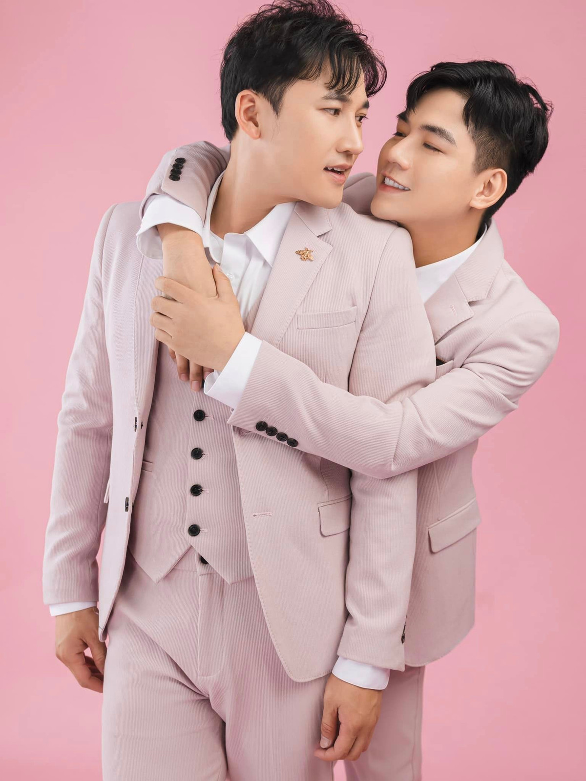 Cả hai thường xuyên đi du lịch, mặc đồ đôi đồng điệu, cùng nhau vào bếp nấu ăn, chăm sóc nhau chu đáo mỗi khi ốm...