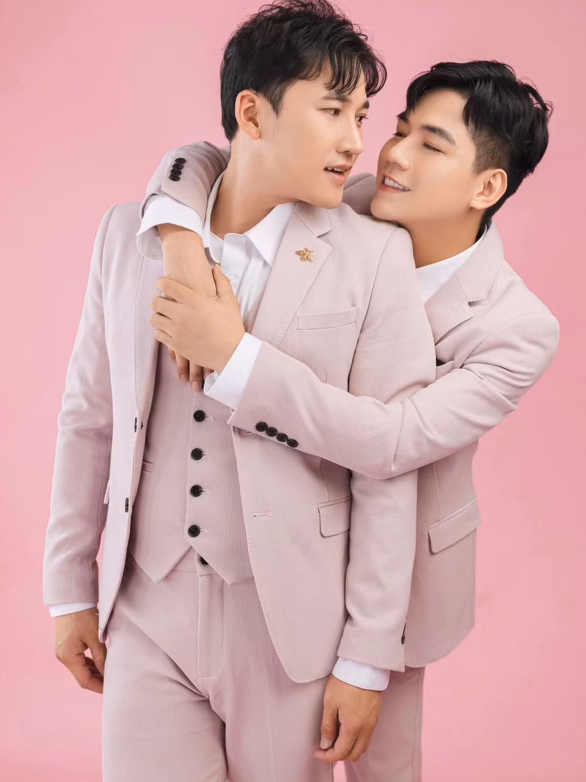 Cả hai thường xuyên đi du lịch, mặc đồ đôi đồng điệu, cùng nhau vào bếp nấu ăn, chăm sóc nhau chu đáo mỗi khi ốm...