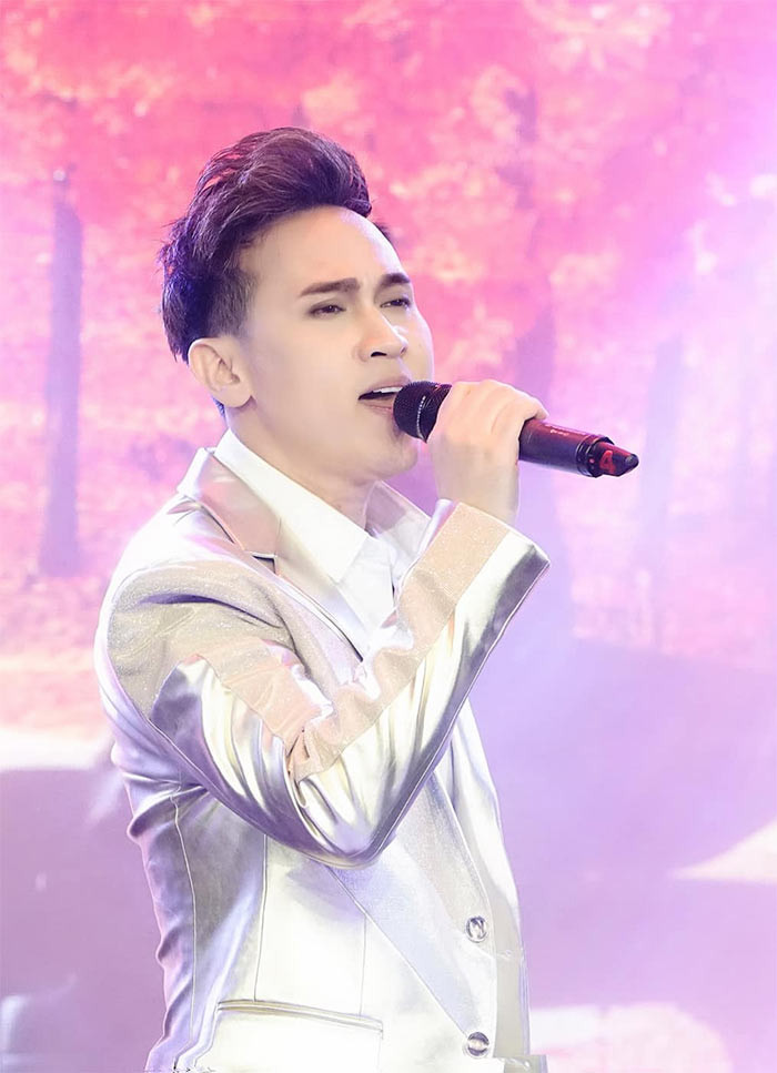 Ca sĩ Nguyên Vũ từng được một chủ doanh nghiệp mời hát trong đám cưới của người này với mức cát sê là 800 triệu đồng với 4 bài hát. (Ảnh: FBNV)