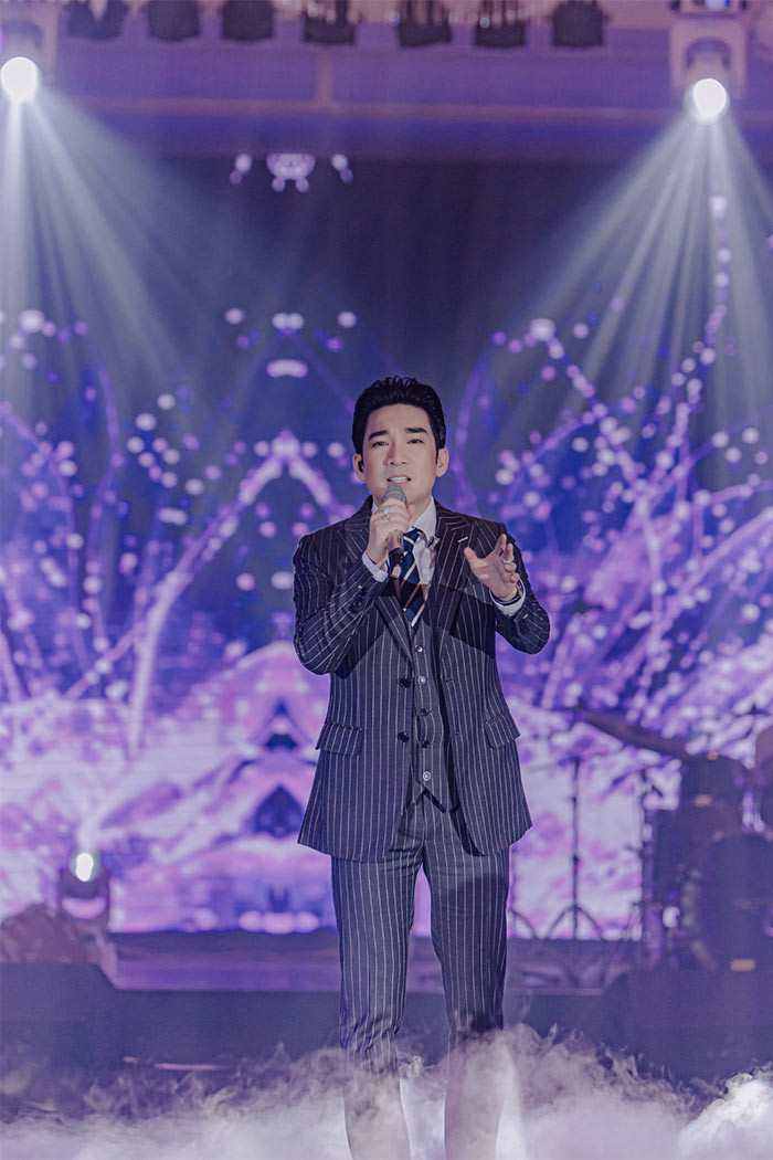 Khủng hơn nữa, theo Arttimes, Quang Hà từng nhận cát sê 1 tỷ đồng khi hát đám cưới tại phường Phong Khê, TP. Bắc Ninh, tỉnh Bắc Ninh. Anh hát liên tiếp 8 ca khúc, gồm những bản hit quen thuộc cùng các ca khúc gia đình yêu cầu. (Ảnh: FBNV)