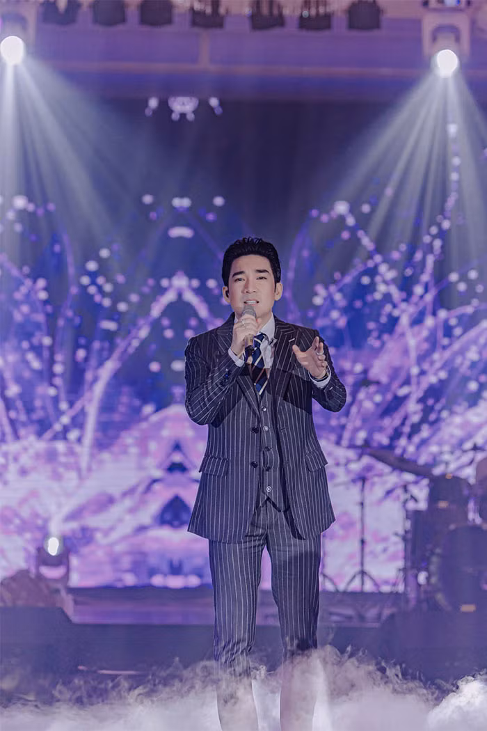 Khủng hơn nữa, theo Arttimes, Quang Hà từng nhận cát sê 1 tỷ đồng khi hát đám cưới tại phường Phong Khê, TP. Bắc Ninh, tỉnh Bắc Ninh. Anh hát liên tiếp 8 ca khúc, gồm những bản hit quen thuộc cùng các ca khúc gia đình yêu cầu. (Ảnh: FBNV)