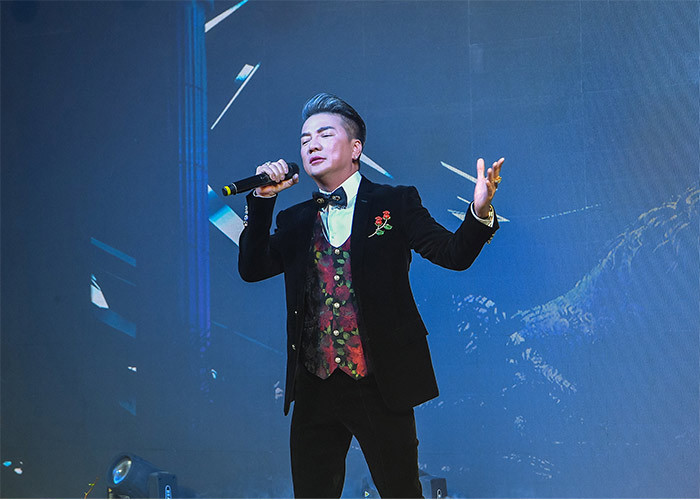 Theo một số nguồn tin, mức cát sê hát đám cưới của Đàm Vĩnh Hưng không dưới 300 triệu đồng. (Ảnh: FBNV)