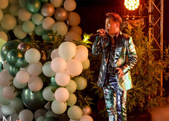 Đầu năm 2016, "ông hoàng nhạc Việt" biểu diễn hai buổi tại một tiệc cưới ở Cà Mau và được trả cát sê là 15.000 USD (hơn 300 triệu đồng). (Ảnh: FBNV)