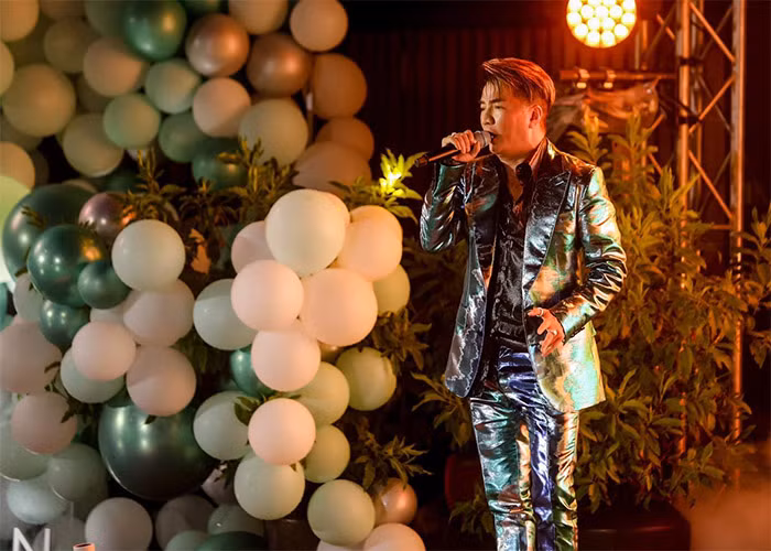 Đầu năm 2016, "ông hoàng nhạc Việt" biểu diễn hai buổi tại một tiệc cưới ở Cà Mau và được trả cát sê là 15.000 USD (hơn 300 triệu đồng). (Ảnh: FBNV)