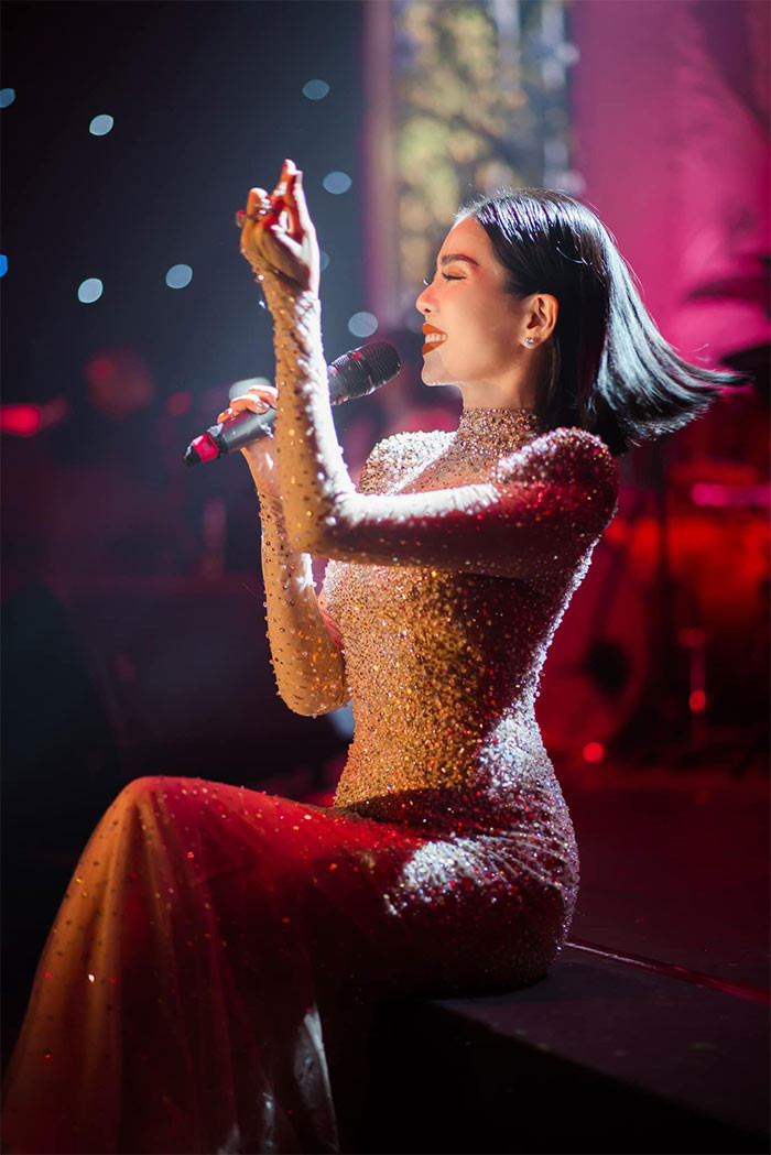 Trước đây để mời Lệ Quyên tới hát trong đám cưới, mức giá sẽ là 100 triệu đồng nhưng hiện tại cát sê hát đám cưới của "nữ hoàng phòng trà" đã lên tới 300-450 triệu đồng/tiệc tùy thời điểm, vị trí. (Ảnh: FBNV)