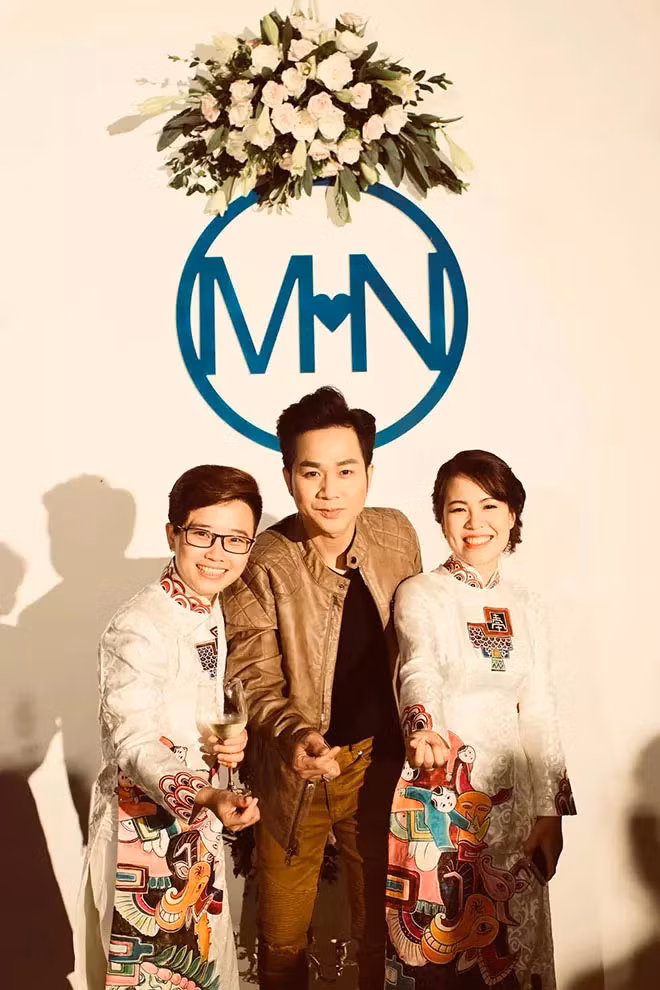 Tuy nhiên, năm 2017, Quách Tuấn Du từng hát tại một đám cưới của một cặp chuyển giới ở Hà Nội mà không lấy đồng cát sê nào vì cảm động với câu chuyện tình của hai người. (Ảnh: Vietnamnet)