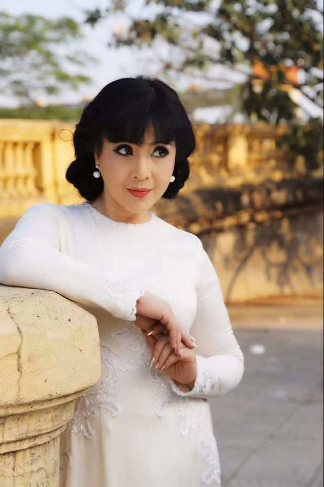 Nữ nghệ sĩ cho biết cô chỉ bọc răng sứ vì răng bị đổi màu do thói quen hút thuốc.