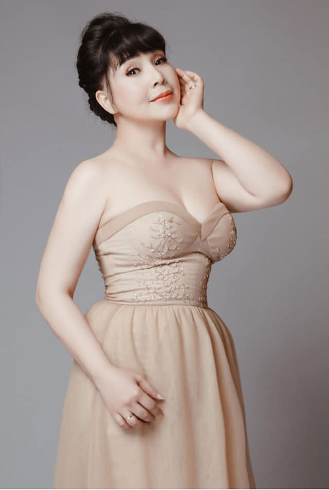 Lan Hương từng kết hôn năm 18 tuổi và năm 20 tuổi, cô sinh con gái đầu lòng.