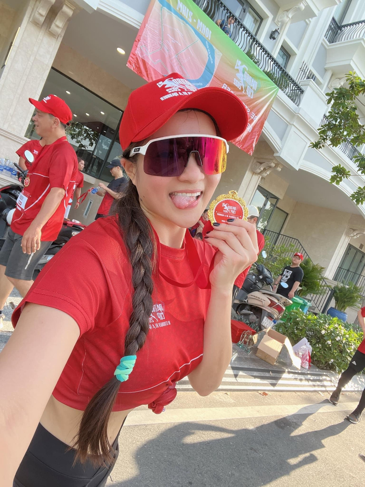 Mỹ nhân "siêu vòng 1" tham gia nhiều giải đua và giành được không ít thành tích đáng nể.