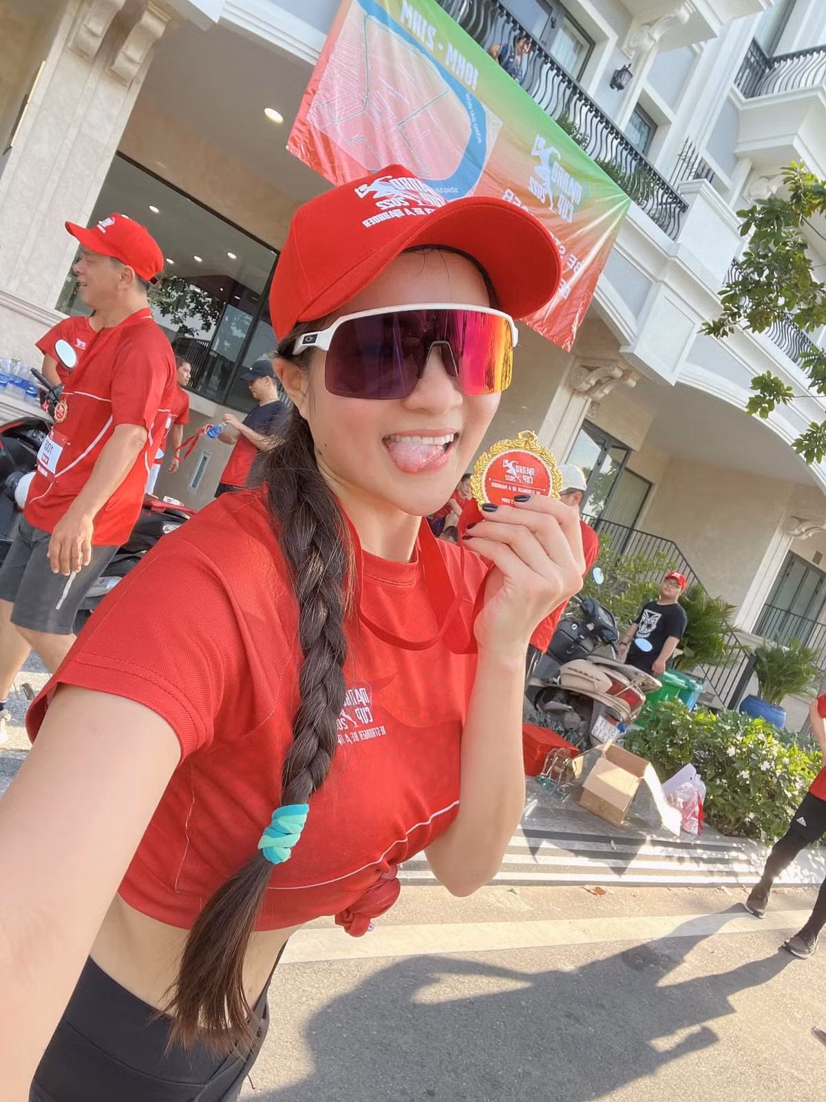 Mỹ nhân "siêu vòng 1" tham gia nhiều giải đua và giành được không ít thành tích đáng nể.