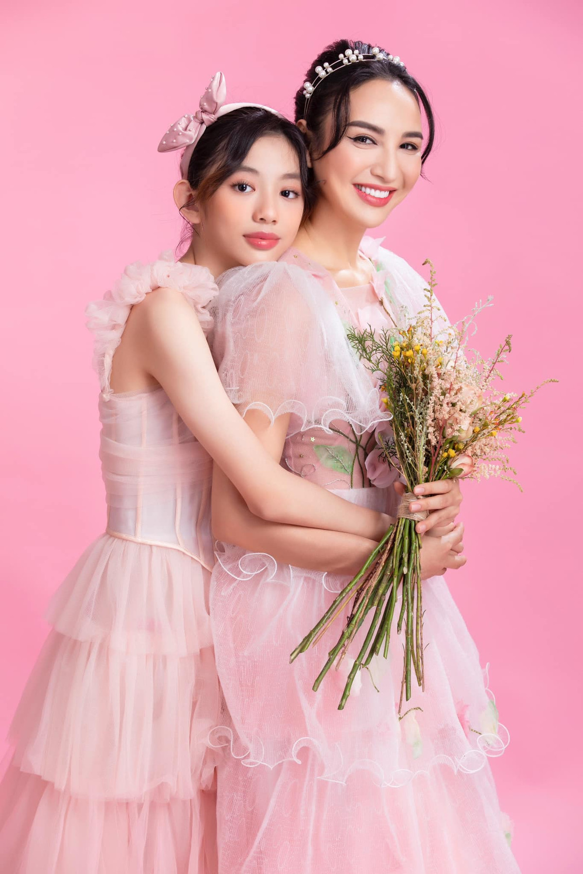 Ái nữ nhà Hoa hậu Ngọc Diễm tên thật là Hồ Ngọc Nam Phương (tên ở nhà là Chiko), mới đón tuổi sinh nhật tuổi 12 trong bộ ảnh xinh đẹp lung linh. Ảnh: Lê Thiện Viễn.