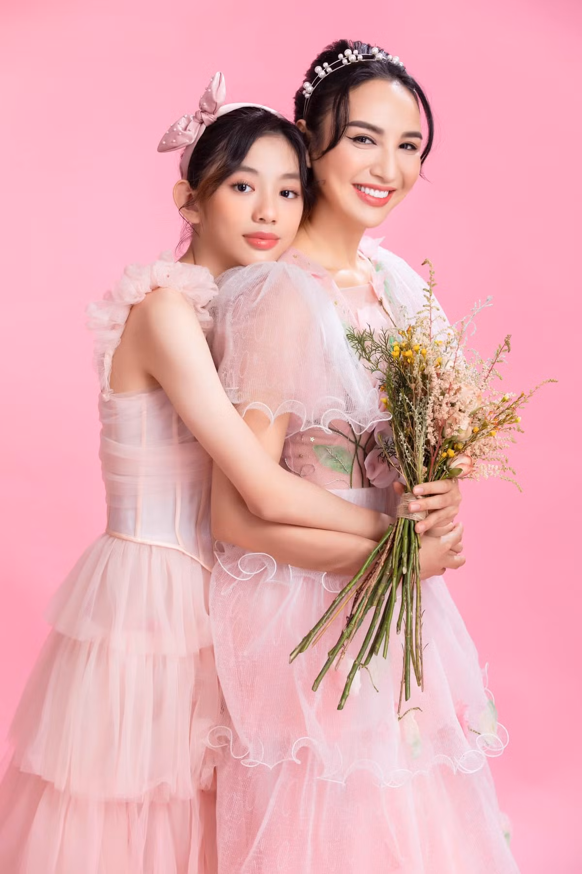 Ái nữ nhà Hoa hậu Ngọc Diễm tên thật là Hồ Ngọc Nam Phương (tên ở nhà là Chiko), mới đón tuổi sinh nhật tuổi 12 trong bộ ảnh xinh đẹp lung linh. Ảnh: Lê Thiện Viễn.